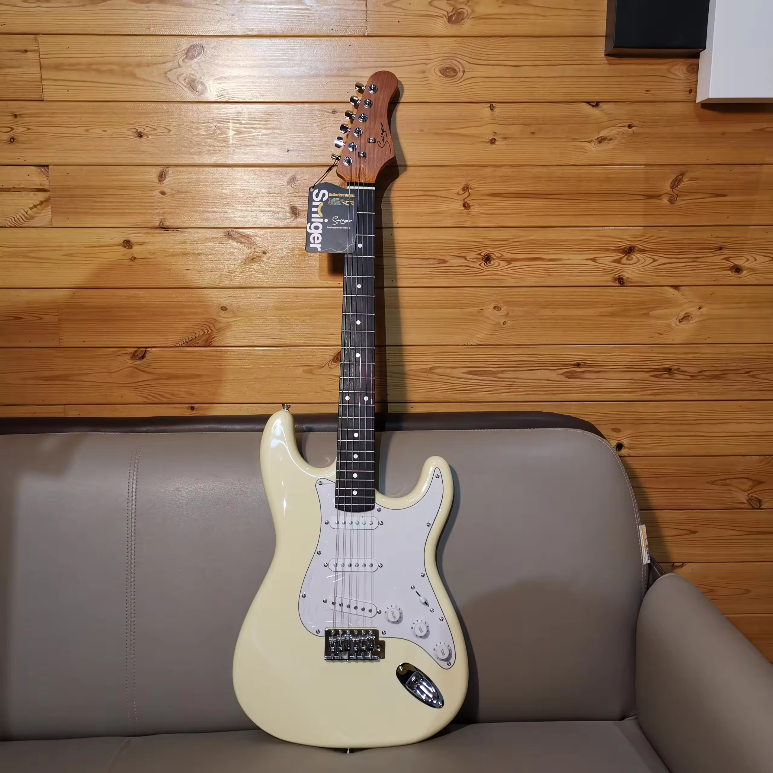 Stratocaster Smiger color Crema