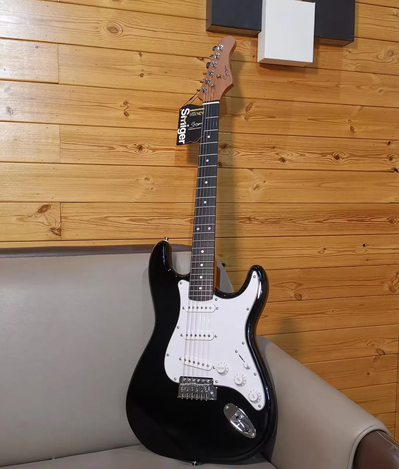 Stratocaster Smiger color Negro